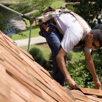 roofer equipped with harness